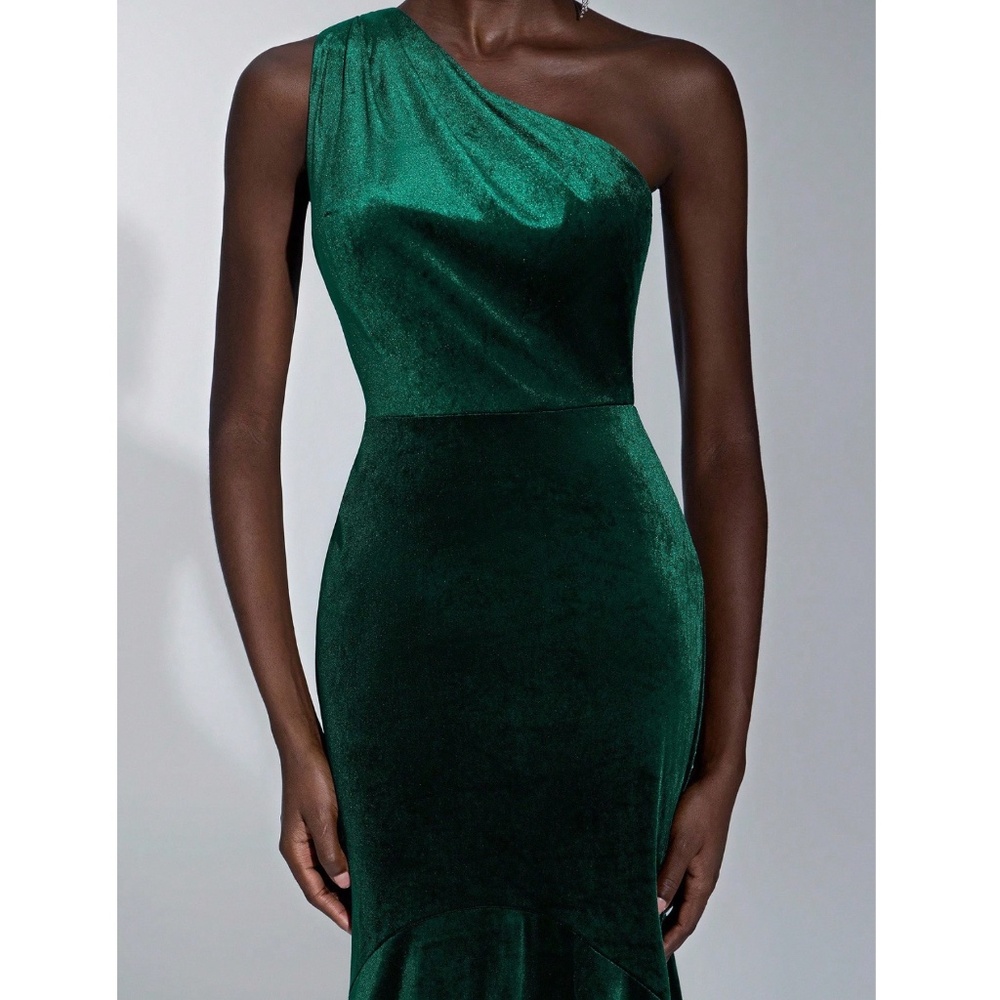Rouge! Elegant Green Velvet Maxi Dress - Picture 10 of 14